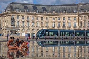 ENFANTS ET TRAMWAY, LE MIROIR D'EAU, PLACE DE LA BOURSE, QUAI DU MARECHAL LYAUTEY, VILLE DE BORDEAUX, GIRONDE (33), FRANCE 