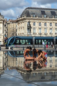 ENFANTS ET TRAMWAY, LE MIROIR D'EAU, PLACE DE LA BOURSE, QUAI DU MARECHAL LYAUTEY, VILLE DE BORDEAUX, GIRONDE (33), FRANCE 