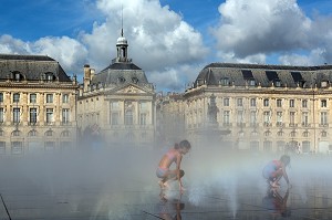 BRUME SUR LE MIROIR D'EAU, PLACE DE LA BOURSE, QUAI DU MARECHAL LYAUTEY, VILLE DE BORDEAUX, GIRONDE (33), FRANCE 
