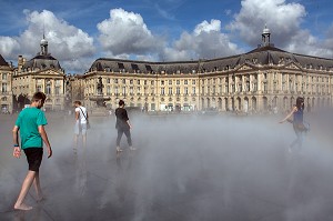 BRUME SUR LE MIROIR D'EAU, PLACE DE LA BOURSE, QUAI DU MARECHAL LYAUTEY, VILLE DE BORDEAUX, GIRONDE (33), FRANCE 