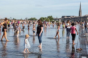 FOULE ET JEU D'EAU, LE MIROIR D'EAU, PLACE DE LA BOURSE, QUAI DU MARECHAL LYAUTEY, VILLE DE BORDEAUX, GIRONDE (33), FRANCE 