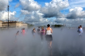 BRUME SUR LE MIROIR D'EAU, PLACE DE LA BOURSE, QUAI DU MARECHAL LYAUTEY, VILLE DE BORDEAUX, GIRONDE (33), FRANCE 