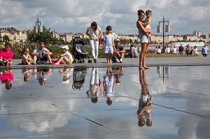 TOURISTES ET FAMILLE SUR LE MIROIR D'EAU, PLACE DE LA BOURSE, QUAI DU MARECHAL LYAUTEY, VILLE DE BORDEAUX, GIRONDE (33), FRANCE 