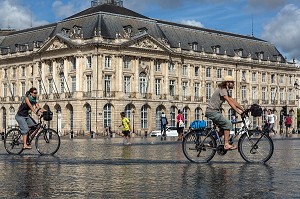 VELOS SUR LE MIROIR D'EAU, PLACE DE LA BOURSE, QUAI DU MARECHAL LYAUTEY, VILLE DE BORDEAUX, GIRONDE (33), FRANCE 