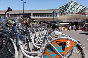 LE VCUB, VELO EN LIBRE SERVICE DEVANT LES MARCHES DES CAPUCINS, VILLE DE BORDEAUX, GIRONDE (33), FRANCE 