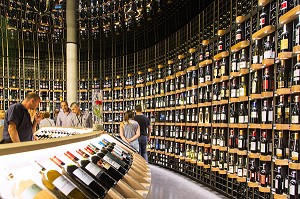 LA CAVE DE LA CITE DU VIN AVEC PLUS DE 14 000 BOUTEILLES DE 80 PAYS, ESPLANADE DE PONTAC, VILLE DE BORDEAUX, GIRONDE 33), FRANCE, MENTION OBLIGATOIRE : ARCHITECTE XTU ARCHITECTS/LA CITE DU VIN 