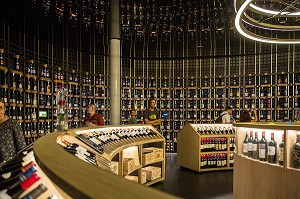 LA CAVE DE LA CITE DU VIN AVEC PLUS DE 14 000 BOUTEILLES DE 80 PAYS, ESPLANADE DE PONTAC, VILLE DE BORDEAUX, GIRONDE 33), FRANCE, MENTION OBLIGATOIRE : ARCHITECTE XTU ARCHITECTS/LA CITE DU VIN 