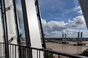 LE BELVEDERE DE LA CITE DU VIN AVEC LE PONT JEAN JACQUES CHABAN DELMAS SUR LA GARONNE, ESPLANADE DE PONTAC, VILLE DE BORDEAUX, GIRONDE 33), FRANCE, MENTION OBLIGATOIRE : ARCHITECTE XTU ARCHITECTS/LA CITE DU VIN