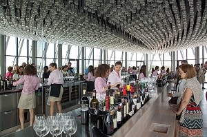 LE BAR DEGUSTATION DE LA CITE DU VIN, ESPLANADE DE PONTAC, VILLE DE BORDEAUX, GIRONDE 33), FRANCE, MENTION OBLIGATOIRE : ARCHITECTE XTU ARCHITECTS/LA CITE DU VIN