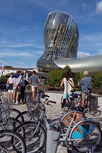 VELO VCUB EN LIBRE SERVICE DEVANT LA CITE DU VIN, ESPLANADE DE PONTAC, VILLE DE BORDEAUX, GIRONDE 33), FRANCE, MENTION OBLIGATOIRE : ARCHITECTE XTU ARCHITECTS/LA CITE DU VIN 