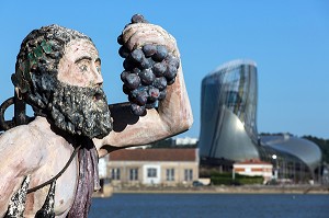 BATEAU AVEC UNE TETE DE PROU TENANT UNE GRAPPE DE RAISIN DEVANT LA CITE DU VIN, BASSINS A FLOT, QUARTIER DU BATACLAN, VILLE DE BORDEAUX, GIRONDE (33), FRANCE 