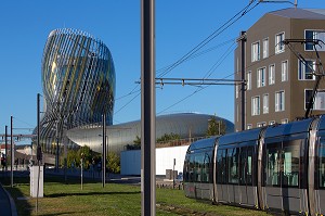 STATION DE TRAMWAY DE LA CITE DU VIN, ESPLANADE DE PONTAC, VILLE DE BORDEAUX, GIRONDE 33), FRANCE, MENTION OBLIGATOIRE : ARCHITECTE XTU ARCHITECTS/LA CITE DU VIN 