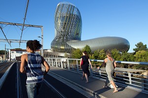 PROMENADE A PIED DEVANT LA CITE DU VIN, ESPLANADE DE PONTAC, VILLE DE BORDEAUX, GIRONDE 33), FRANCE, MENTION OBLIGATOIRE : ARCHITECTE XTU ARCHITECTS/LA CITE DU VIN 