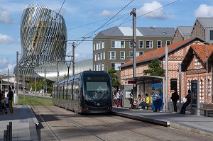 STATION DE TRAMWAY DE LA CITE DU VIN, ESPLANADE DE PONTAC, VILLE DE BORDEAUX, GIRONDE 33), FRANCE, MENTION OBLIGATOIRE : ARCHITECTE XTU ARCHITECTS/LA CITE DU VIN 