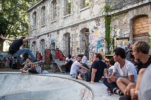 AIRE DE DETENTE ET SKATE PARK, CAMPEMENT DARWIN, ANCIENNE CASERNE NIEL, QUAI DES QUEYRIES, VILLE DE BORDEAUX, GIRONDE (33), FRANCE