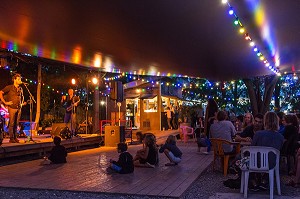 CONCERT A LA GUINGUETTE DE CHEZ ALRIQ, QUAI DES QUEYRIES, VILLE DE BORDEAUX, GIRONDE (33), FRANCE 