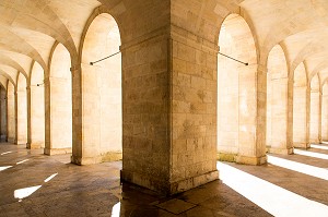 DEAMBULATOIRE DE L'ANCIEN CLOITRE, COUR MABLY ET CHAMBRE REGIONALE DES COMPTES D'AQUITAINE, CENTRE CULTUREL, VILLE DE BORDEAUX, GIRONDE (33), FRANCE 