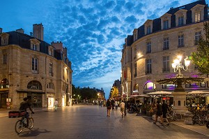 COURS DE L'INTENDANCE A LA TOMBEE DE LA NUIT, VILLE DE BORDEAUX, GIRONDE (33), FRANCE 