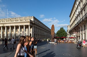 SCULPTURE SANNA DE L'ARTISTE PORTUGAIS PLENSA DEVANT L'OPERA NATIONAL ET LE CAFE DE LA COMEDIE, PLACE DE LA COMEDIE, VILLE DE BORDEAUX, GIRONDE (33), FRANCE 