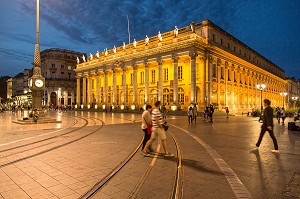 OPERA NATIONAL ECLAIRE A LA TOMBEE DE LA NUIT, PLACE DE LA COMEDIE, VILLE DE BORDEAUX, GIRONDE (33), FRANCE 