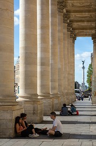 PERSONNES ASSISES DEVANT  L'OPERA NATIONAL AVEC LA COLONNE DES GIRONDINS, PLACE DE LA COMEDIE, VILLE DE BORDEAUX, GIRONDE (33), FRANCE 