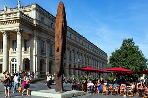 SCULPTURE SANNA DE L'ARTISTE PORTUGAIS PLENSA DEVANT L'OPERA NATIONAL ET LE CAFE DE LA COMEDIE, PLACE DE LA COMEDIE, VILLE DE BORDEAUX, GIRONDE (33), FRANCE 