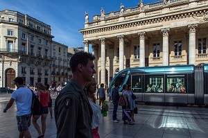 TRAMWAY DEVANT L'OPERA NATIONAL, PLACE DE LA COMEDIE, VILLE DE BORDEAUX, GIRONDE (33), FRANCE 