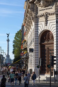 LA BANQUE COURTOIS ET LA COLONNE DES GIRONDINS, PLACE DE LA COMEDIE, VILLE DE BORDEAUX, GIRONDE (33), FRANCE 