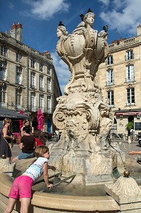 FONTAINE DES TROIS GRACES DE MICHEL LOUIS GARROS DE LA PLACE DU PARLEMENT, VILLE DE BORDEAUX, GIRONDE (33), FRANCE 