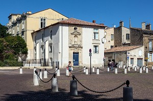 RUE DE TAUZIA DEVANT L'EGLISE SAINTE-CROIX, QUARTIER DU PORT DE LA LUNE, VILLE DE BORDEAUX, GIRONDE (33), FRANCE 