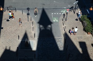 OMBRE DE LA PORTE CAILHAU SUR LE QUAI RICHELIEU, VILLE DE BORDEAUX, GIRONDE (33), FRANCE 