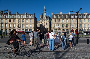 VELO ET VISITE COMMENTEE DE LA VILLE DEVANT LES IMMEUBLES ET LA PORTE CAILHAU DU XV EME SIECLE, QUAI RICHELIEU, VILLE DE BORDEAUX, GIRONDE (33), FRANCE 