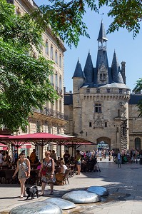 TERRASSE DE CAFE DEVANT LA PORTE CAILHAU, PLACE DU PALAIS, VILLE DE BORDEAUX, GIRONDE (33), FRANCE 