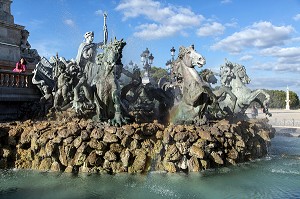 LE QUADRIGE DES CHEVAUX MARINS, FONTAINE DU MONUMENT DES GIRONDINS A LA MEMOIRE DES DEPUTES GIRONDINS, PLACE DES QUINCONCES, VILLE DE BORDEAUX, GIRONDE (33), FRANCE 