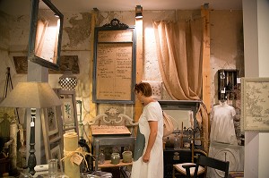 LE PASSAGE DES BROCANTEURS, PLACE SAINT-MICHEL, VILLE DE BORDEAUX, GIRONDE (33), FRANCE 