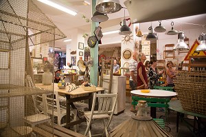 LE PASSAGE DES BROCANTEURS, PLACE SAINT-MICHEL, VILLE DE BORDEAUX, GIRONDE (33), FRANCE 