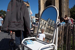 LE MARCHE DE LA BROCANTE, PLACE SAINT-MICHEL, VILLE DE BORDEAUX, GIRONDE (33), FRANCE 