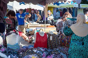 MARCHE AUX TISSUS ET AUX VETEMENTS, PLACE SAINT-MICHEL, VILLE DE BORDEAUX, GIRONDE (33), FRANCE 