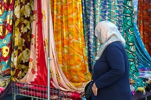 MARCHE AUX TISSUS ET AUX VETEMENTS, PLACE SAINT-MICHEL, VILLE DE BORDEAUX, GIRONDE (33), FRANCE 