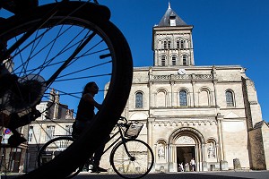 VELOS DEVANT LA FACADE D'ENTREE DE LA BASILIQUE SAINT-SEURIN, VILLE DE BORDEAUX, GIRONDE (33), FRANCE 