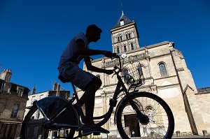 VELO LIBRE SERVICE VCUB DEVANT LA BASILIQUE SAINT-SEURIN, VILLE DE BORDEAUX, GIRONDE (33), FRANCE 