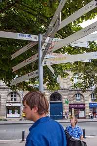 PANNEAUX DE DIRECTION ET DE DISTANCE DE VILLES, PLACE GAMBETTA, VILLE DE BORDEAUX, GIRONDE (33), FRANCE 