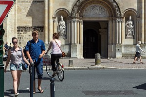 VELOS ET PROMENEURS DEVANT LA FACADE D'ENTREE DE LA BASILIQUE SAINT-SEURIN, VILLE DE BORDEAUX, GIRONDE (33), FRANCE 