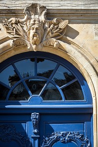 MASCARON SUR UNE PORTE D'IMMEUBLE, ALLEES DE TOURNY, VILLE DE BORDEAUX, GIRONDE (33), FRANCE 