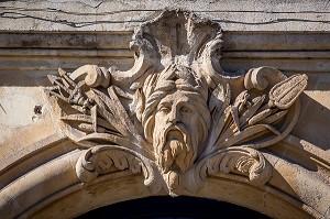MASCARON SUR UNE PORTE D'IMMEUBLE, ALLEES DE TOURNY, VILLE DE BORDEAUX, GIRONDE (33), FRANCE 