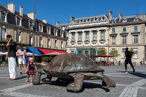 SCULPTURE DE TORTUES EN BRONZE ORNEES DE GRAPPES DE RAISIN, PLACE DE LA VICTOIRE, VILLE DE BORDEAUX, GIRONDE (33), FRANCE 