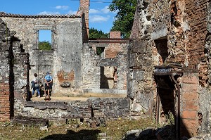 VISITEURS AU MILIEU DES MAISONS DETRUITES, VILLAGE MARTYR D'ORADOUR-SUR-GLANE DETRUIT LE 10 JUIN 1944 L'ARMEE ALLEMANDE, BATAILLON SS PANZERGENADIER DER FUHRER AVEC UN MASSACRE DE LA POPULATION FAISANT 642 MORTS, HAUTE-VIENNE (87), FRANCE 