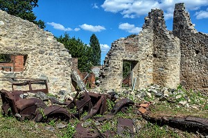 TRACTIONS AVANT DEVANT LES MAISONS DETRUITES, VILLAGE MARTYR D'ORADOUR-SUR-GLANE DETRUIT LE 10 JUIN 1944 L'ARMEE ALLEMANDE, BATAILLON SS PANZERGENADIER DER FUHRER AVEC UN MASSACRE DE LA POPULATION FAISANT 642 MORTS, HAUTE-VIENNE (87), FRANCE 