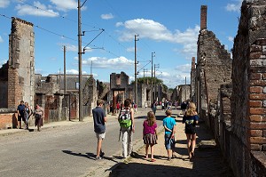 TOURISTES DANS LA RUE DU VILLAGE MARTYR D'ORADOUR-SUR-GLANE DETRUIT LE 10 JUIN 1944 L'ARMEE ALLEMANDE, BATAILLON SS PANZERGENADIER DER FUHRER AVEC UN MASSACRE DE LA POPULATION FAISANT 642 MORTS, HAUTE-VIENNE (87), FRANCE 