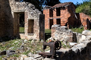 MACHINE A COUDRE DANS UNE MAISON DETRUITE, VILLAGE MARTYR D'ORADOUR-SUR-GLANE DETRUIT LE 10 JUIN 1944 L'ARMEE ALLEMANDE, BATAILLON SS PANZERGENADIER DER FUHRER AVEC UN MASSACRE DE LA POPULATION FAISANT 642 MORTS, HAUTE-VIENNE (87), FRANCE 
